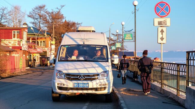 Китайский туристический автобус в поселке Листвянка