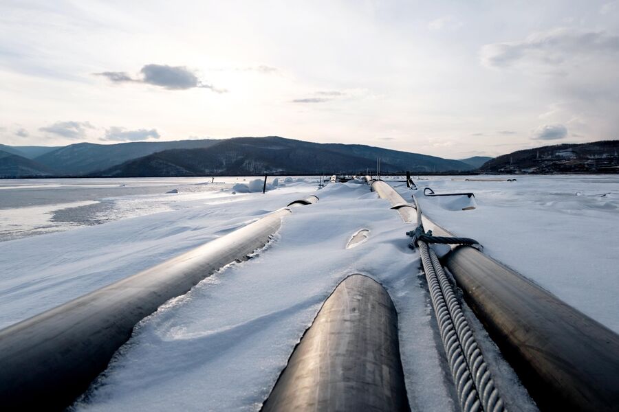 Трубы для закачки воды завода ООО Аквасиб на льду Байкала в поселке Култук