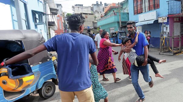 Люди в оцепленном районе Коломбо в Шри-Ланке