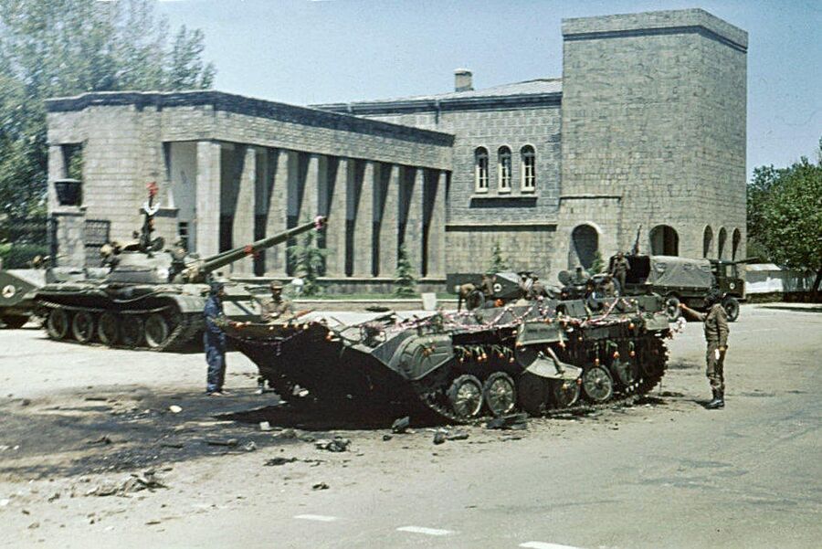 Улицы Кабула на следующий день после революции. 28 апреля 1978 г. На переднем плане - уничтоженная БМП-1