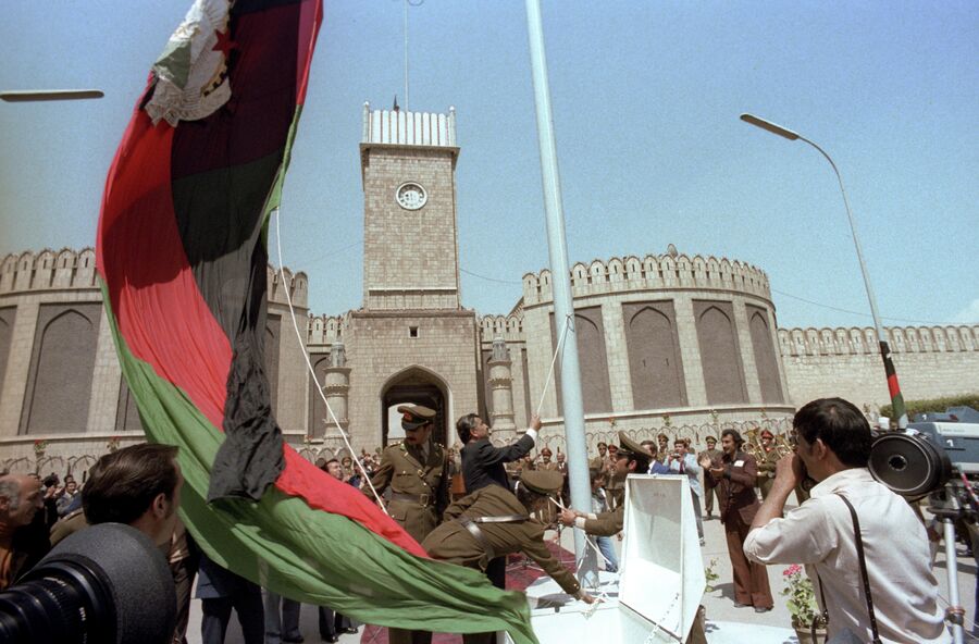 Церемония подъема нового государственного флага в канун второй годовщины Саурской (Апрельской) афганской революции 