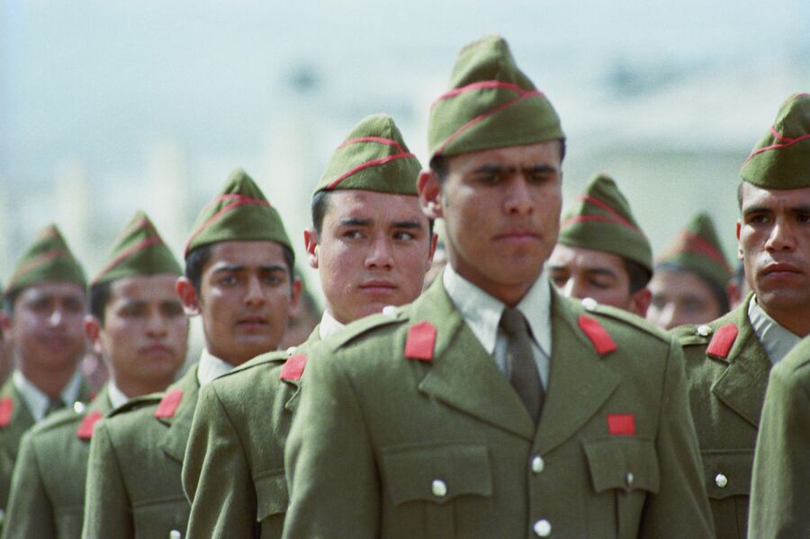 Афганские военнослужащие в дни празднования второй годовщины Саурской (Апрельской) революции