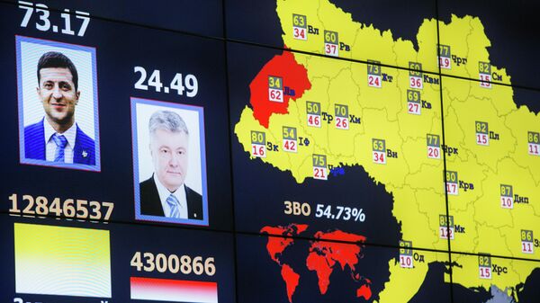 Монитор с информацией о предварительных результатах подсчета голосов второго тура президентских выборов на Украине