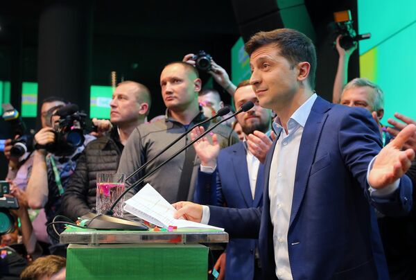 Владимир Зеленский во время объявления первых итогов голосования второго тура выборов президента Украины Владимир Зеленский во время объявления первых итогов голосования второго тура выборов президента Украины