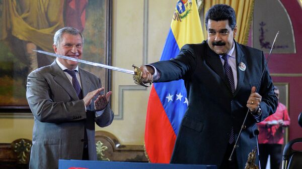 Президент Венесуэлы Николас Мадуро держит меч, подаренный главой компании Роснефть Игорем Сечиным в Каракасе. Июль 2016 