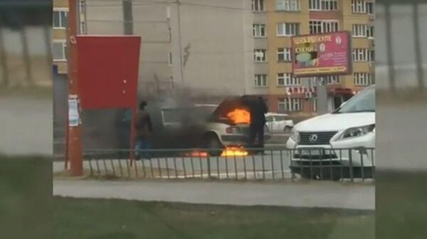 Спасение ребенка из горящей машины в Тюмени попало на видео
