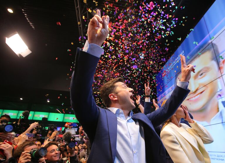 Кандидат в президенты от партии Слуга народа Владимир Зеленский во время объявления первых итогов голосования второго тура выборов президента Украины