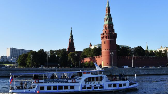 Пассажирский прогулочный теплоход на Москве-реке