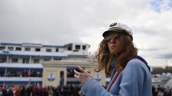 Девушка во время открытия круизной навигации на Северном речном вокзале в Москве