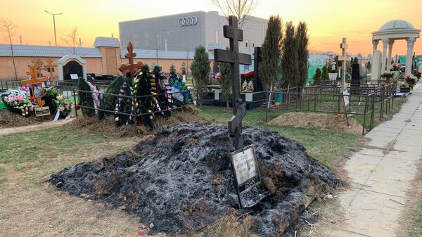 Последствия возгорания на могиле певца Евгения Осина на Троекуровском кладбище