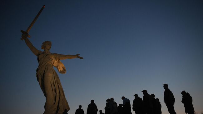 Посетители у скульптуры Родина-мать зовет! на территории Историко-мемориального комплекса Героям Сталинградской Битвы на Мамаевом Кургане