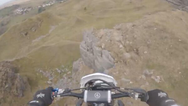 Мотоциклист снял на видео свое падение с 15-метровой скалы