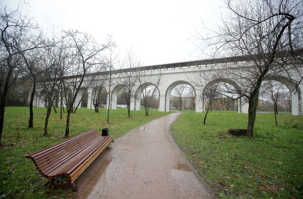 Отреставрированный Ростокинский акведук в Москве