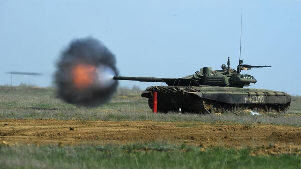 Танк Т-90 во время учений 20 отдельной мотострелковой бригады 8 общевойсковой армии в Волгоградской области