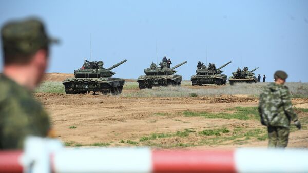 Танки Т-90 во время учений 20 отдельной мотострелковой бригады 8 общевойсковой армии в Волгоградской области