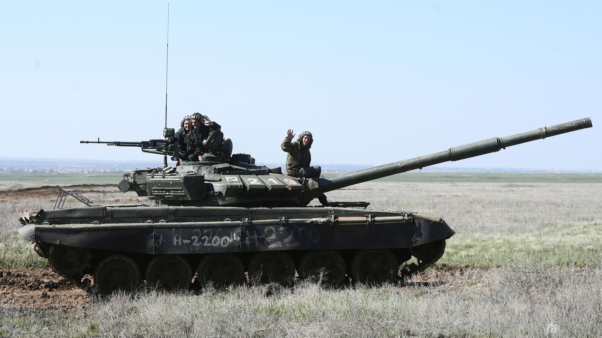 Экипаж танка Т-90 во время учений 8 общевойсковой армии в Волгоградской области - РИА Новости, 1920, 13.04.2021