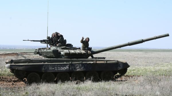 Экипаж танка Т-90 во время учений 8 общевойсковой армии в Волгоградской области