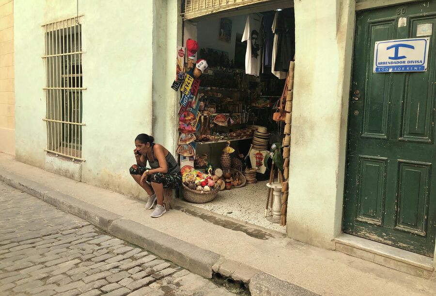 Продавец в сувенирной лавке, Гавана, Куба
