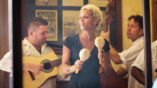 Девушка поет в баре в Гаване