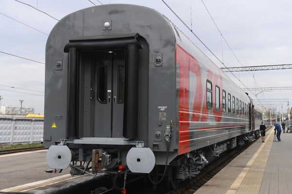 Новый одноэтажный купейный вагон дальнего следования на Рижском вокзале в Москве