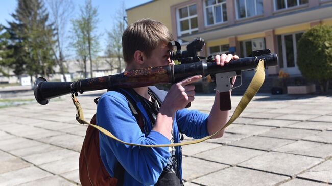 Школьник старших классов во время дня открытых дверей в военной части Национальной гвардии Украины во Львове