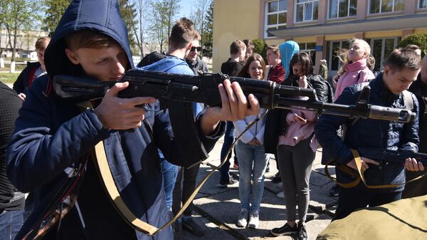 Школьники старших классов во время дня открытых дверей в военной части Национальной гвардии Украины во Львове