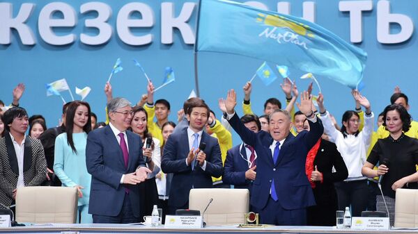 Экс-президент Казахстана Нурсултан Назарбаев и действующий президент Казахстана Касым-Жомарт Токаев на XIX внеочередном съезде партии Нур Отан