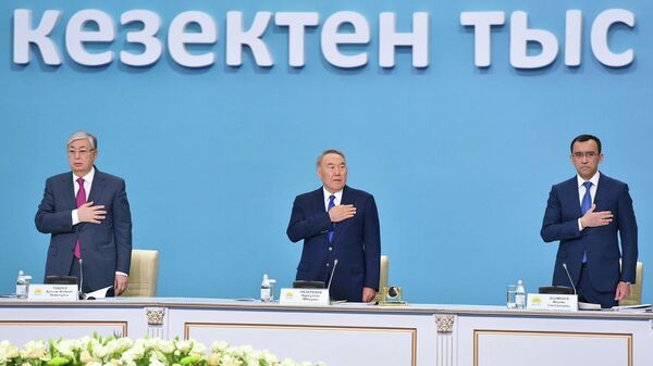 Президент Казахстана Касым-Жомарт Токаев и экс-президент Нурсултан Назарбаев на XIX внеочередном съезде партии Нур Отан. 23 апреля 2019