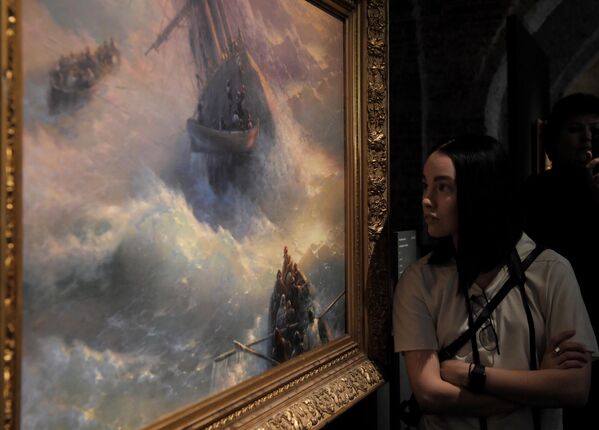 Посетительница у картины Ивана Айвазовского Спасающиеся с корабля