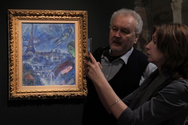 Посетители у картины Марка Шагала Парижский пейзаж в синем