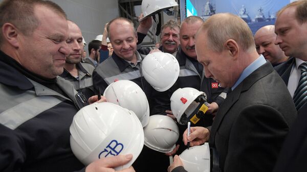 Президент РФ Владимир Путин общается с рабочими во время посещения предприятия ПАО Судостроительный завод Северная верфь