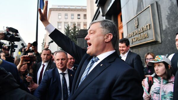 Президент Украины Петр Порошенко приветствует своих сторонников 