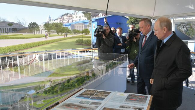 Президент РФ Владимир Путин во время осмотра стройплощадки в Санкт-Петербурге. 23 апреля 2019