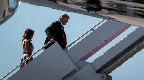 Президент США Дональд Трамп поднимается по трапу на борт номер один 
