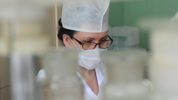Фармацевт-ассистент изготавливает лекарственные формы в Тамбовской областной детской клинической больнице