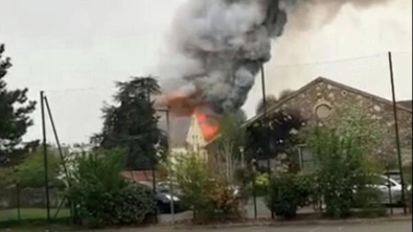Пожар на улице Парк де Кланьи в Версале, Франция. 23 апреля 2019