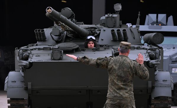 Боевая машина пехоты БМП-3, которую доставили в Москву с полигона Алабино для участия в параде Победы на Красной площади 9 мая