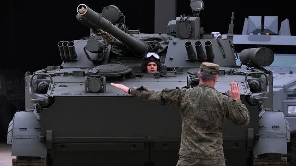 Боевая машина пехоты БМП-3, которую доставили в Москву с полигона Алабино для участия в параде Победы на Красной площади 9 мая