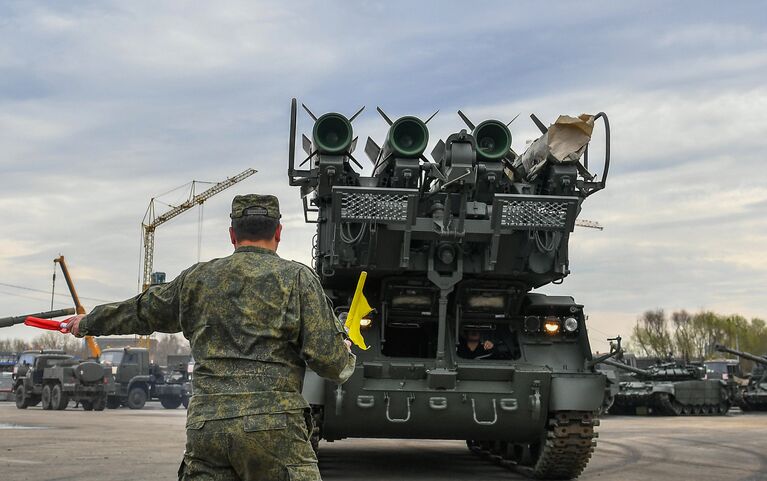 Военная техника, которую доставили в Москву с полигона Алабино для участия в параде Победы на Красной площади 9 мая. В центре: зенитно-ракетный комплекс Бук-М2