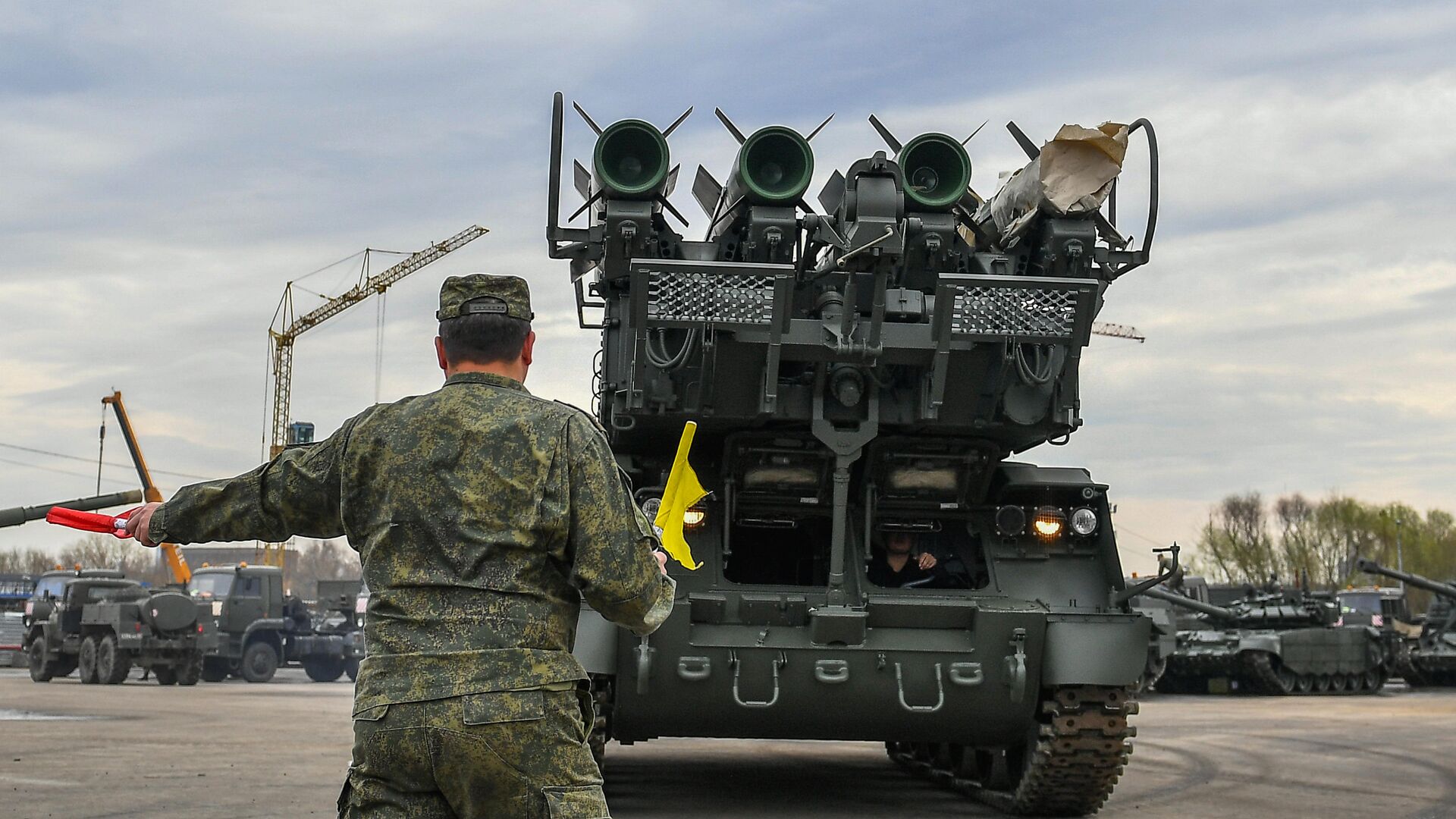 Военная техника, которую доставили в Москву с полигона Алабино для участия в параде Победы на Красной площади 9 мая. В центре: зенитно-ракетный комплекс Бук-М2 - РИА Новости, 1920, 01.02.2021