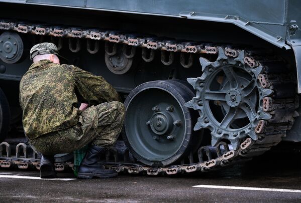 Подготовка военной техники, которую доставили в Москву с полигона Алабино, к участию в параде Победы на Красной площади 9 мая