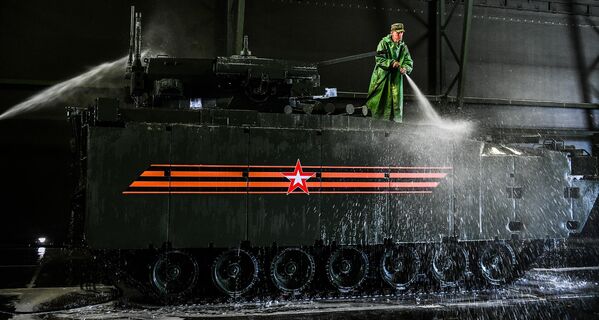 Военнослужащий моет боевую машину пехоты на гусеничной платформе Курганец-25