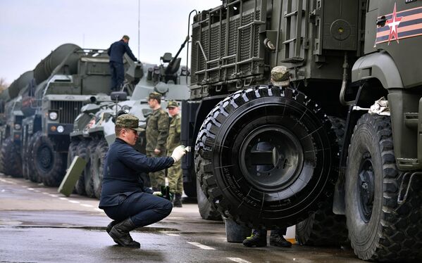 Военнослужащие готовят технику, доставленную в Москву с полигона Алабино, к параду Победы на Красной площади 9 мая