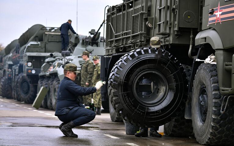 Военнослужащие готовят технику, доставленную в Москву с полигона Алабино, к параду Победы на Красной площади 9 мая