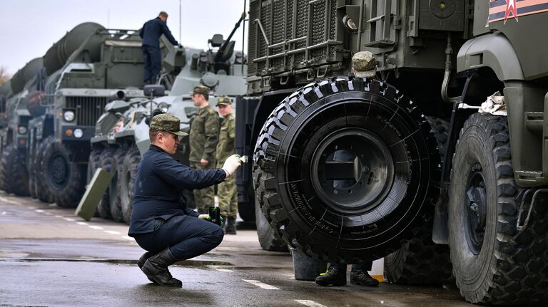 Военнослужащие готовят технику, доставленную в Москву с полигона Алабино, к параду Победы на Красной площади 9 мая