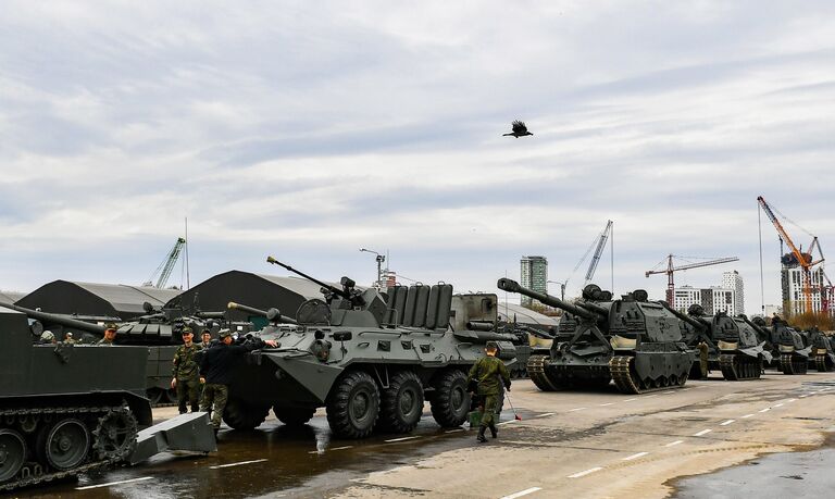 Военная техника, которую доставили в Москву с полигона Алабино для участия в параде Победы на Красной площади 9 мая