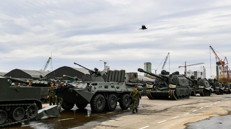 Военная техника, которую доставили в Москву с полигона Алабино для участия в параде Победы на Красной площади 9 мая