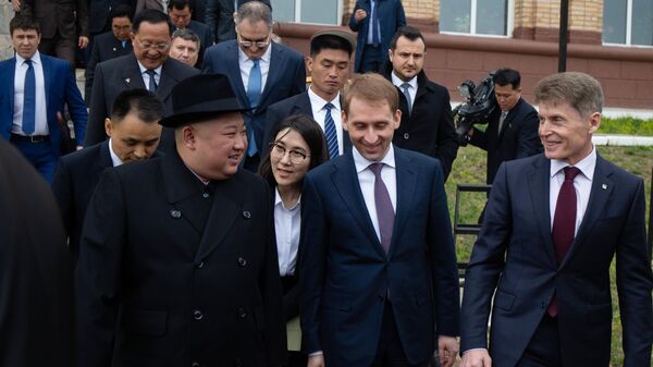 Лидер КНДР Ким Чен Ын и губернатор Приморского края Олег Кожемяко