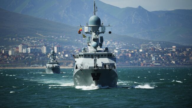 Малые ракетные корабли проекта 21623  Углич (на первом плане) и Великий Устюг Каспийской флотилии ВМФ РФ