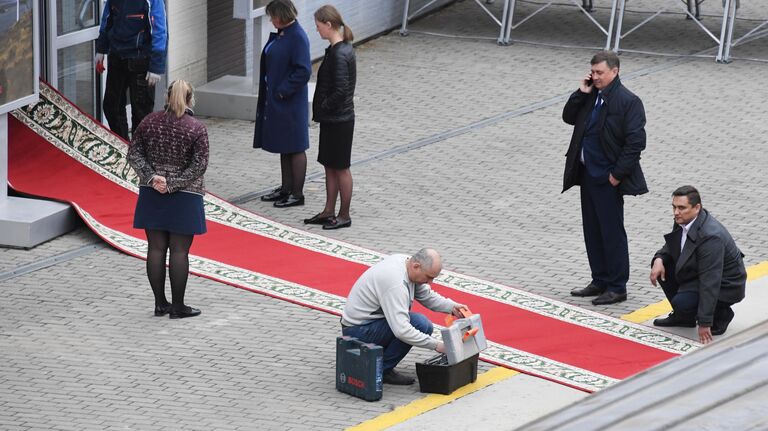 Монтаж красной ковровой дорожки на железнодорожном вокзале Владивостока, куда прибудет поезд председателя КНДР Ким Чен Ына